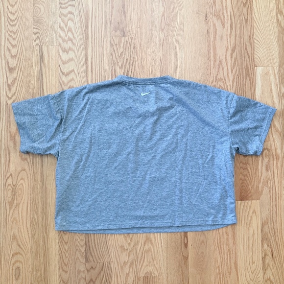 Nike NWOT Dri-Fit Short-Sleeve Cropped Pocket Tee (M) - Picture 6 of 8